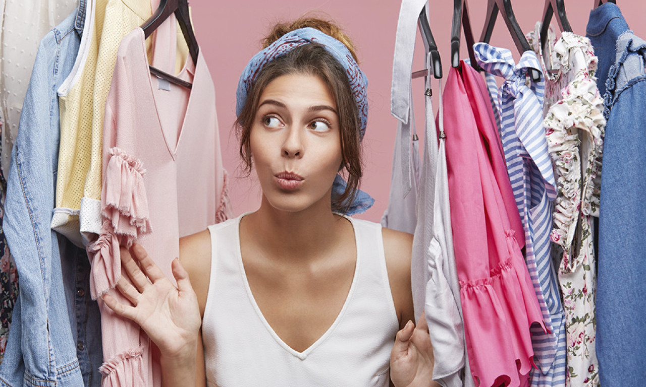 ORMAR VAM PUCA PO ŠAVOVIMA? Evo trika koji pravi više mesta bez bacanja garderobe
