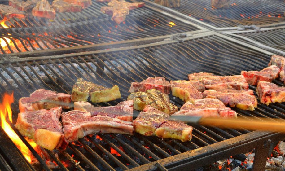 KAKO PRAVILNO USOLITI MESO ZA PRVI MAJ Domaćinski trik da roštilj bude sočan, mekan i pun ukusa