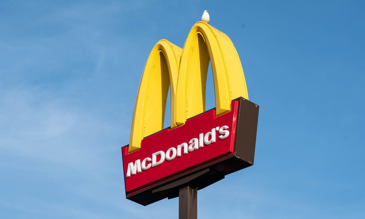 DRŽAČ ZA KAFU POSTAO TORBA Mekdonalds predstavio modni dodatak koji privlači poglede (VIDEO)