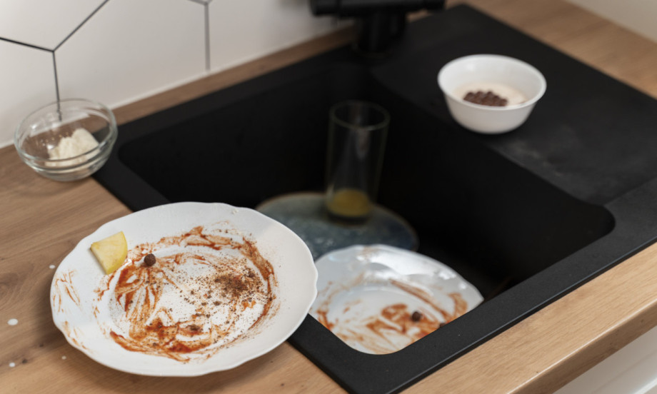 MAŠINA ILI PRANJE SUDOVA NA RUKE Šta je stvarno bolje? Iznenadićete se ko pobeđuje u pranju sudova