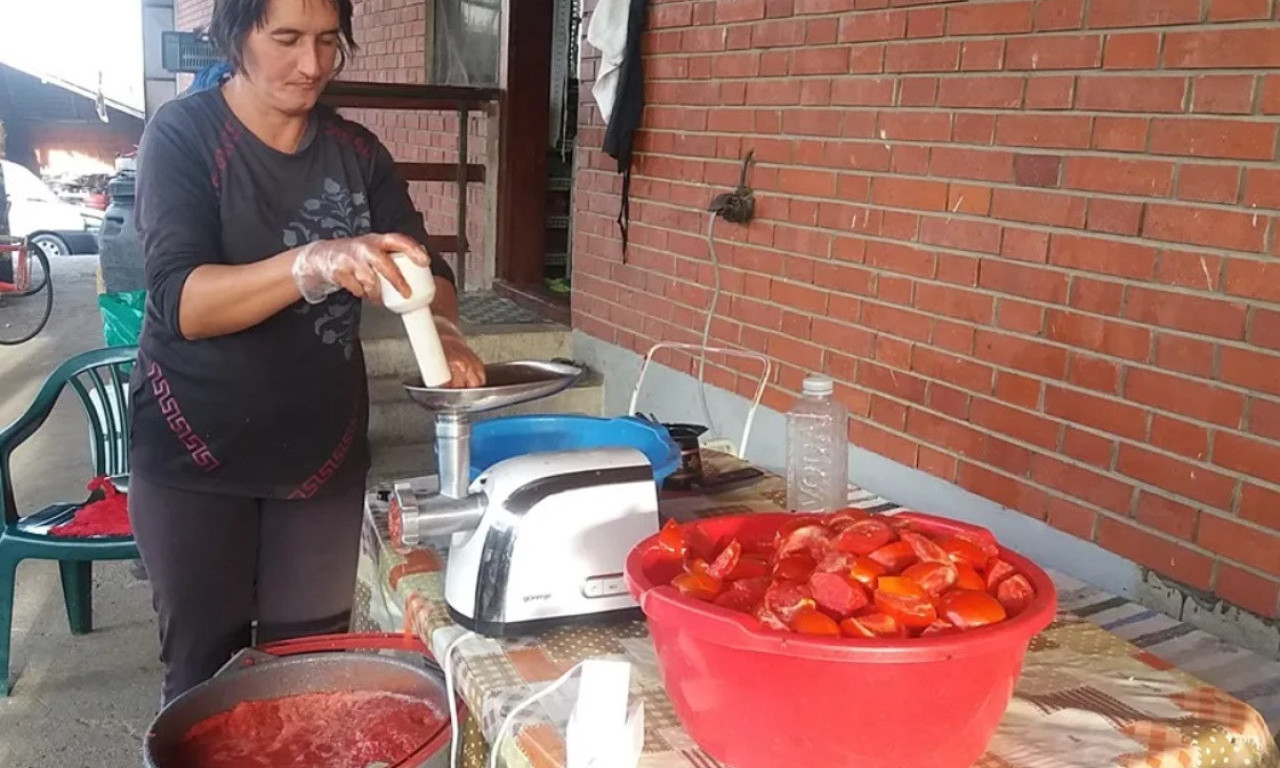 OVO JE TRIK KAKO DA OLJUŠTITE PARADAJZ ZA ZIMNICU! Nikad brže neće biti spreman za kuvanje