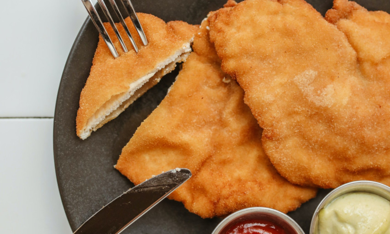 DOMAĆA BEČKA ŠNICLA KAO IZ NAJBOLJEG RESTORANA Donosimo jednostavan recept za savršen ručak