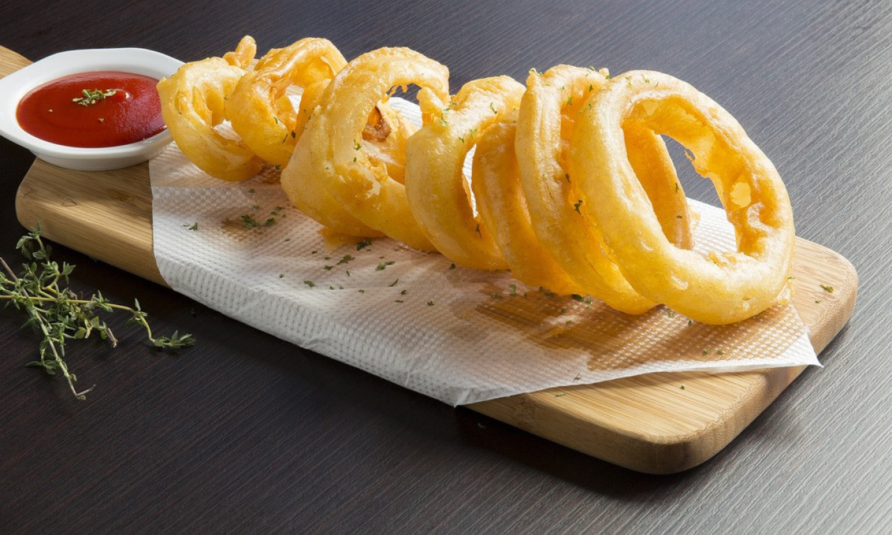 KAKO NAPRAVITI "ONION RINGS" KAO IZ RESTORANA Trikovi za idealnu teksturu i ukus