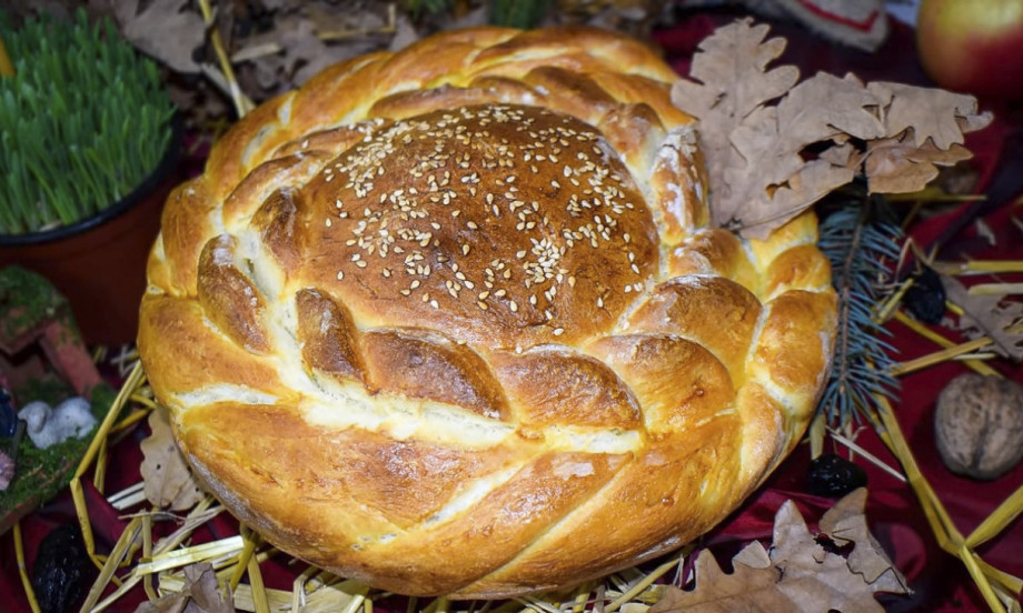 ČESNICA ZA BOŽIĆ PO STARIM OBIČAJIMA Šta se stavlja u božićni hleb i šta svaki simbol znači