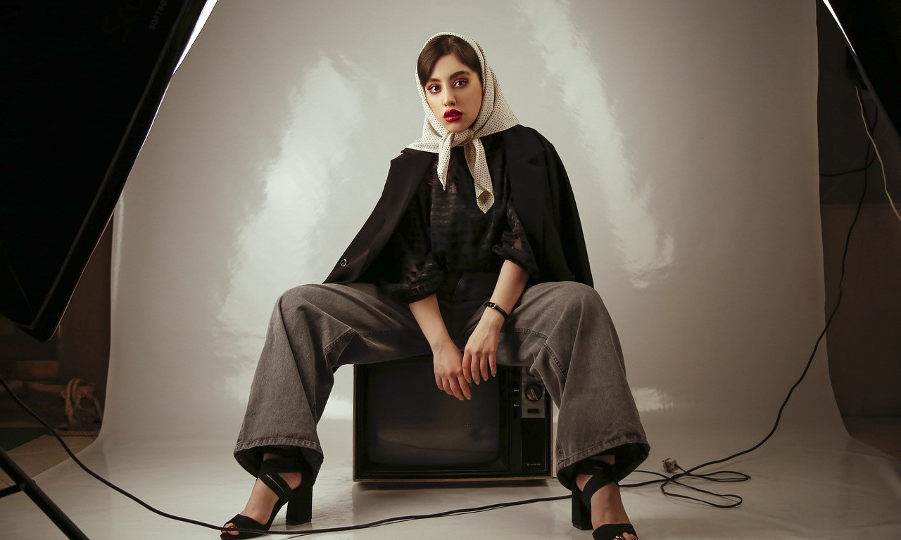 NE ZNATE KAKO DA STILIZUJETE "OVERSIZED" MAJICU ZIMI? Evo par trikova!