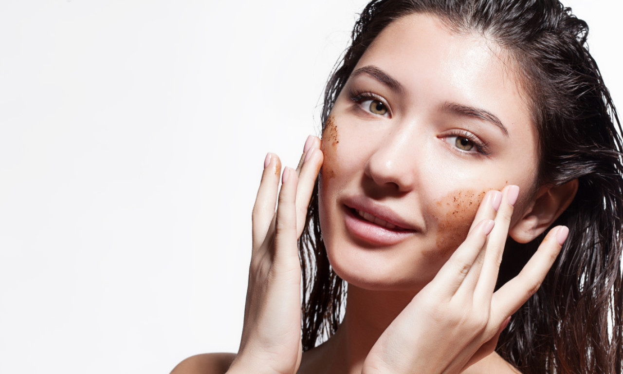 NE PIJE SE, VEĆ SE MAŽE! Ovo žene rade sa crvenim vinom, a evo šta kažu stručnjaci!