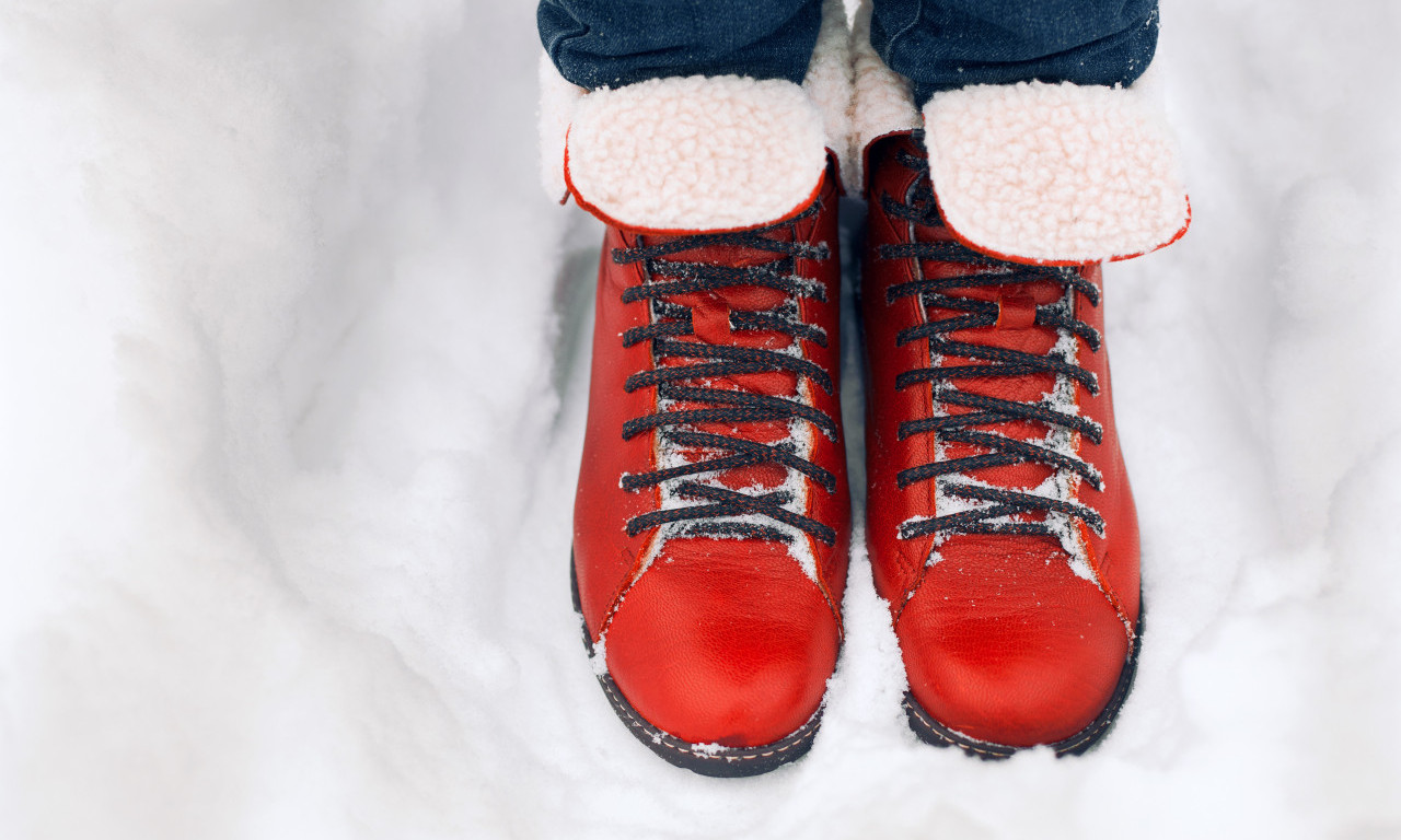 EVO KAKO DA OBUĆA NE PROPUŠTA VODU I SNEG Jednostavni trikovi koji čuvaju stopala suvim i toplim tokom bljuzgavice!
