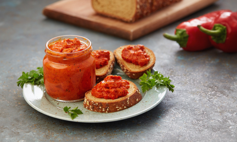 DA LI AJVAR GOJI? Jedan sastojak mu drastično povećava kalorije, a mnogi ga sipaju „odokativno“