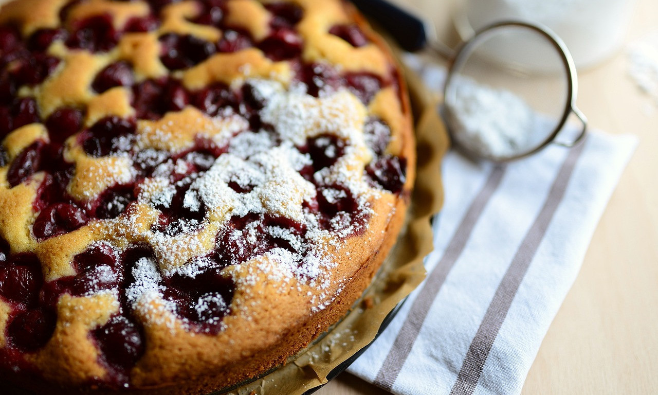 NAPRAVITE POSNU VERZIJU DOMAĆEG KOLAČA SA VIŠNJAMA KOJI SVI VOLE Mek, sočan i pun tradicije