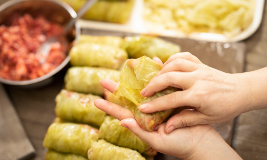 SARMA VAM ISPADA SUVA I TVRDA? Evo koliko tačno pirinča i luka ide na kilogram mesa da bi bila sočna i mekana