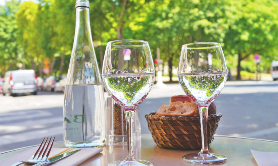 ŠTA SE DEŠAVA AKO SVAKI DAN PIJETE GAZIRANU VODU Istina o nadimanju i zubima!