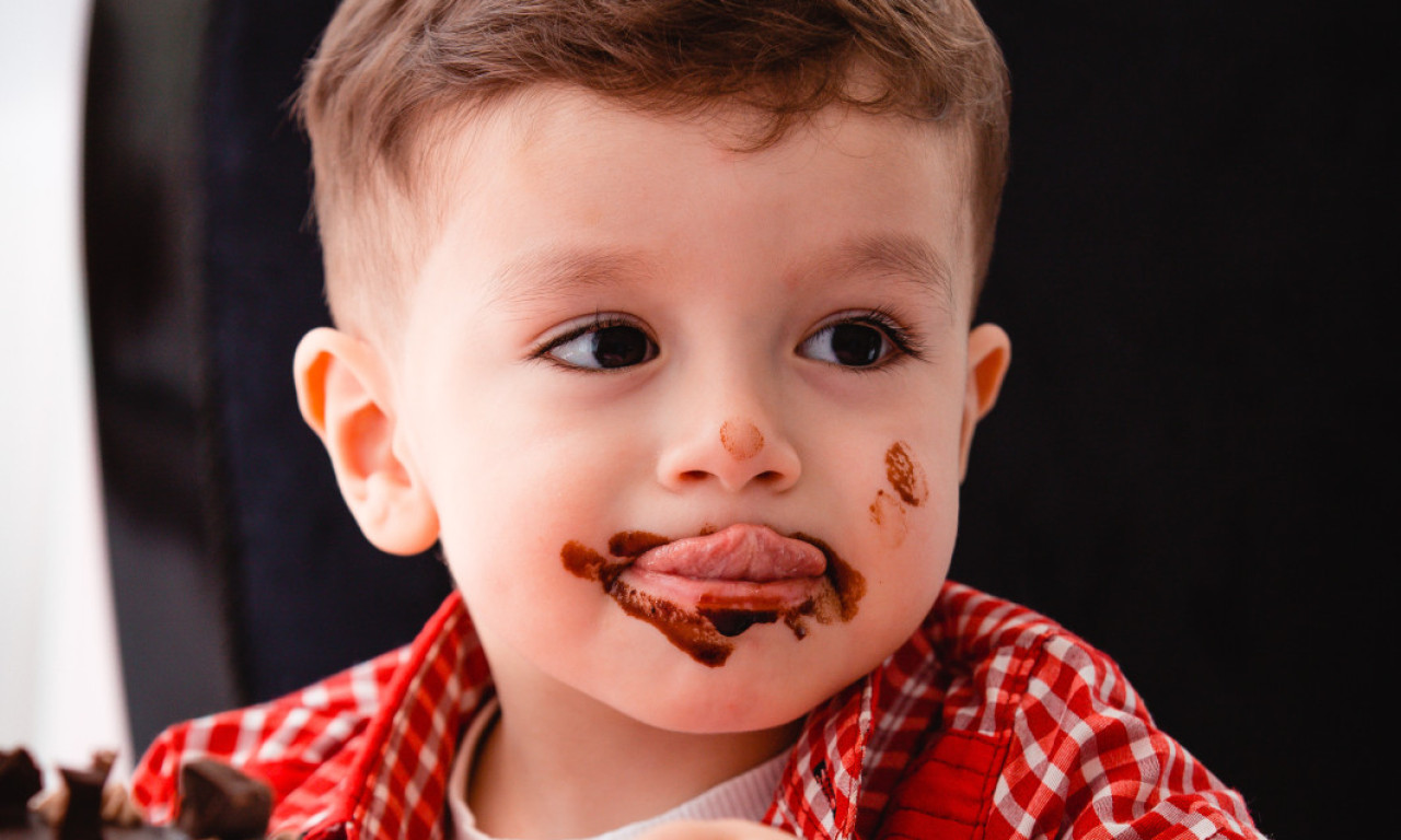 DA LI JE ŠEĆER KRIV ZA DEČJU ENERGIJU? Šta naučna istraživanja otkrivaju o navodnim „šećernim naletima“!