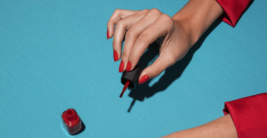 BOJA NOKTIJU KOJA DONOSI SREĆU U 2026. Crvena da imate sreće u ljubavi, a ova boja za pun novčanik!