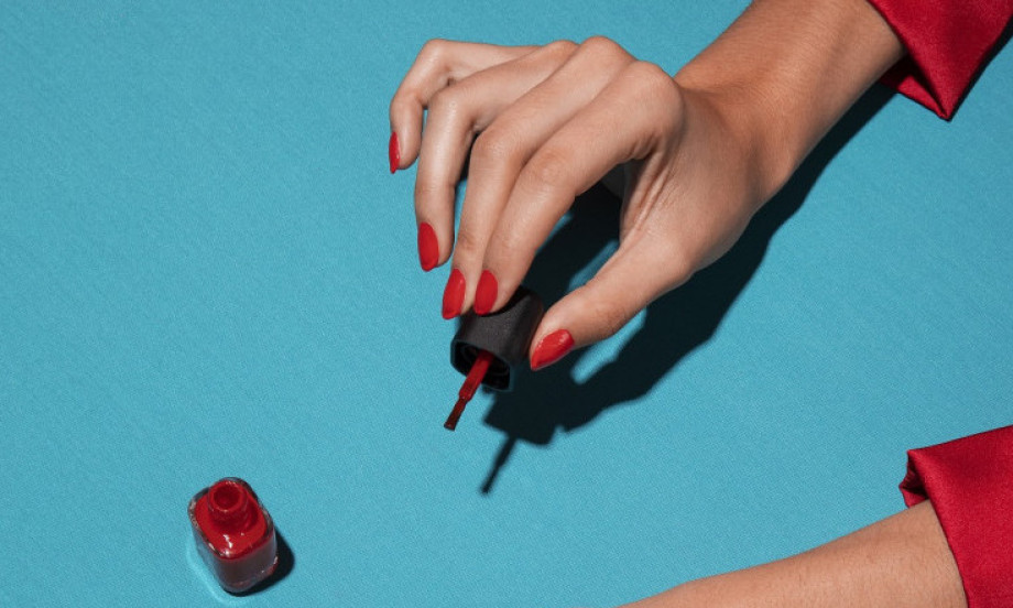 BOJA NOKTIJU KOJA DONOSI SREĆU U 2026. Crvena da imate sreće u ljubavi, a ova boja za pun novčanik!