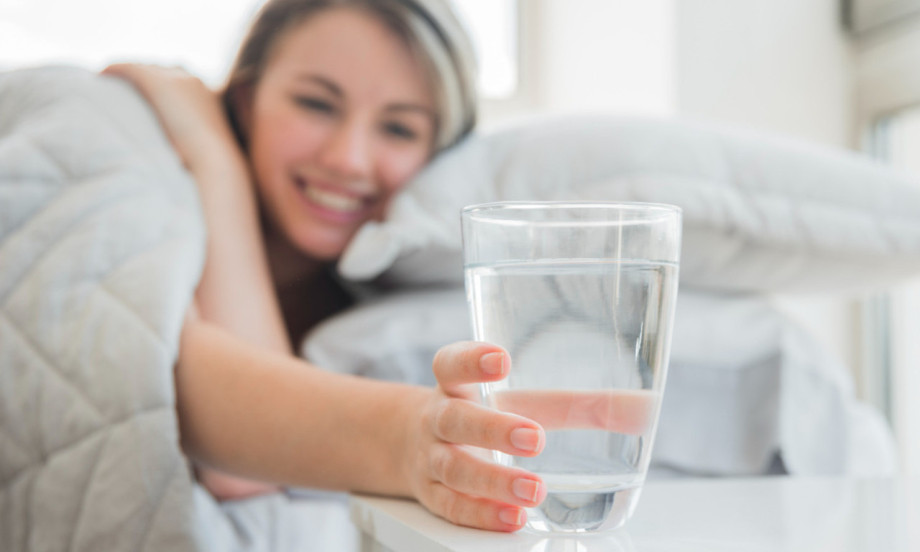 POČNITE DAN ČAŠOM VODE Evo šta se dešava u telu čim je popijete ujutru