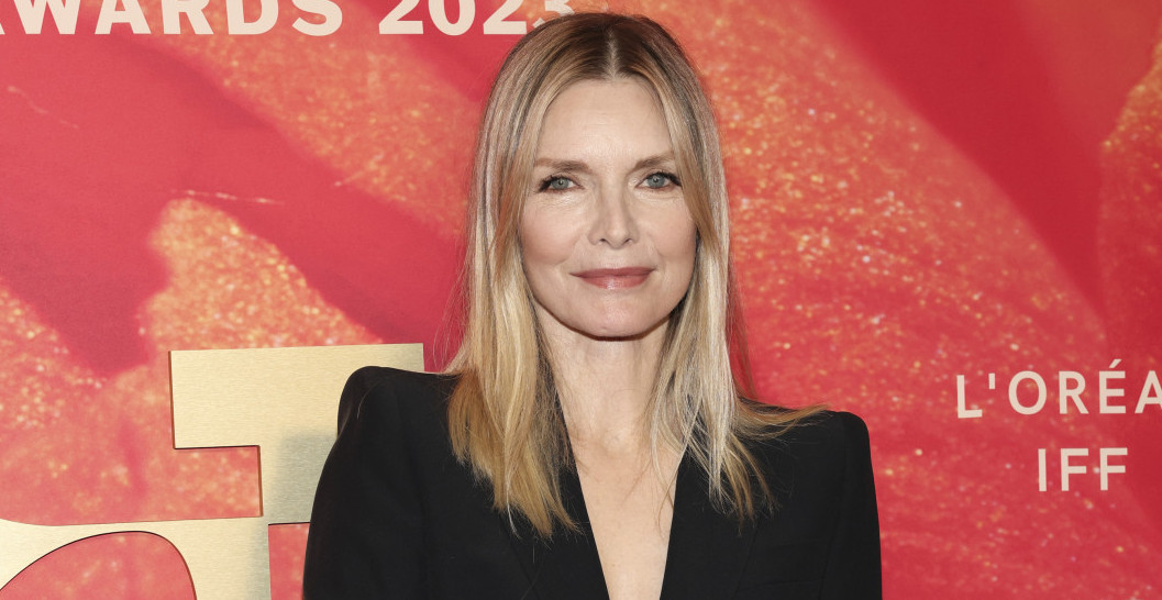 POJAVI SE I IZDOMINIRA - ŽENA KOJA ISIJAVA GLAMUR Mišel Fajfer (68) u odelu za svaku priliku - ovo smo tražile!