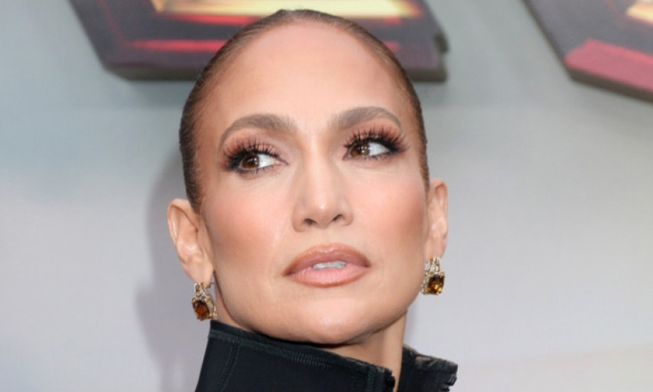 PREKIDA DAH, ALI DOSLOVNO Džej Lo u haljini koja otkriva baš koliko treba – i malo više (FOTO)