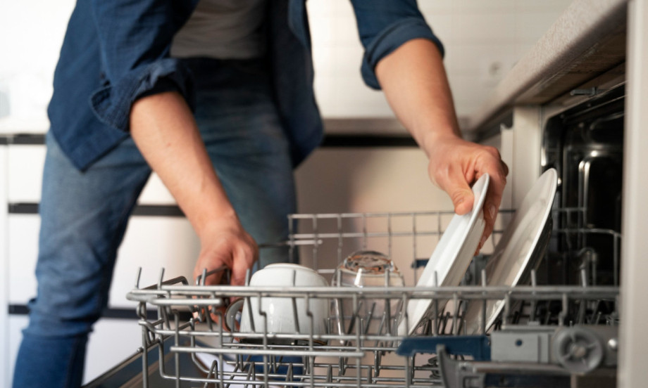 KOJI DETERDŽENT ZA SUDOMAŠINU JE NAJBOLJI – KAPSULE, PRAH ILI TEČNI? Šta zaista pere najčistije sudove?