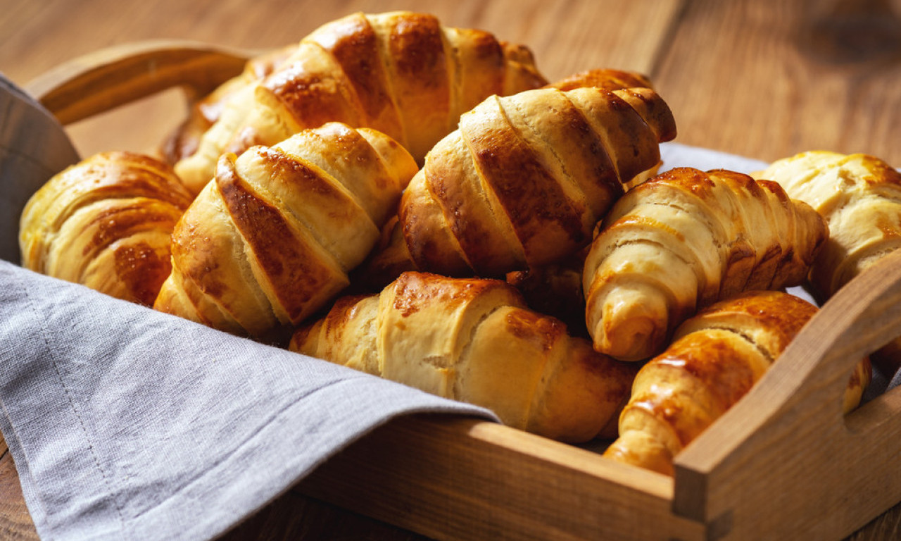 EVO KOLIKO MINUTA ZAPRAVO TREBA KIFLICAMA U RERNI Ovaj trik im daje savršenu boju!