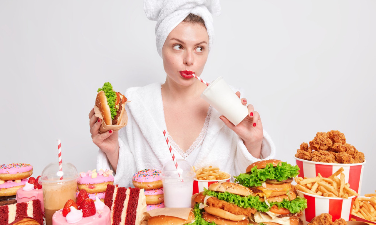 EVO KOJA HRANA SKRIVENO UBRZAVA STARENJE Namirnice koje tajno uništavaju kožu!