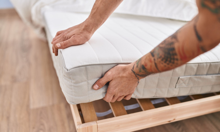 KAKO UKLONITI ŽUTE MRLJE SA DUŠEKA BEZ SKUPIH SREDSTAVA Provereni trik!