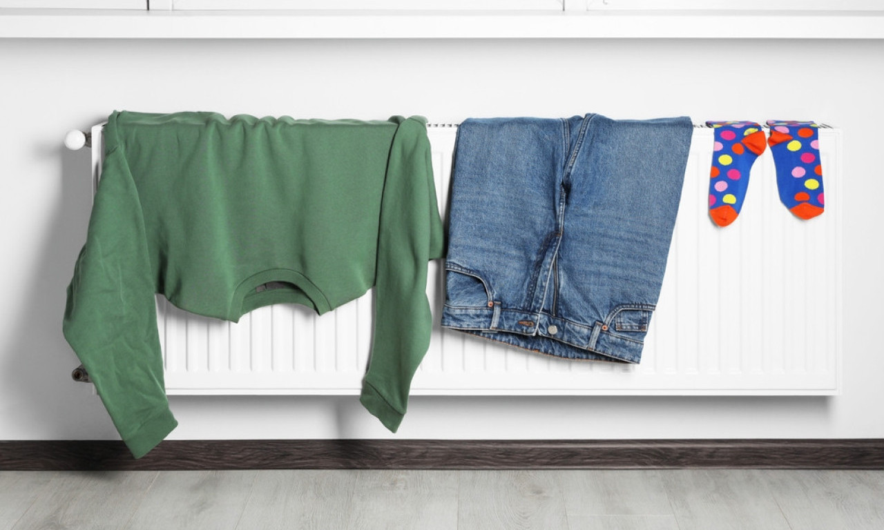 OVU GREŠKU SVI PRAVIMO ZIMI, A SKUPO NAS KOŠTA Evo zašto ne treba sušiti veš na radijatoru!