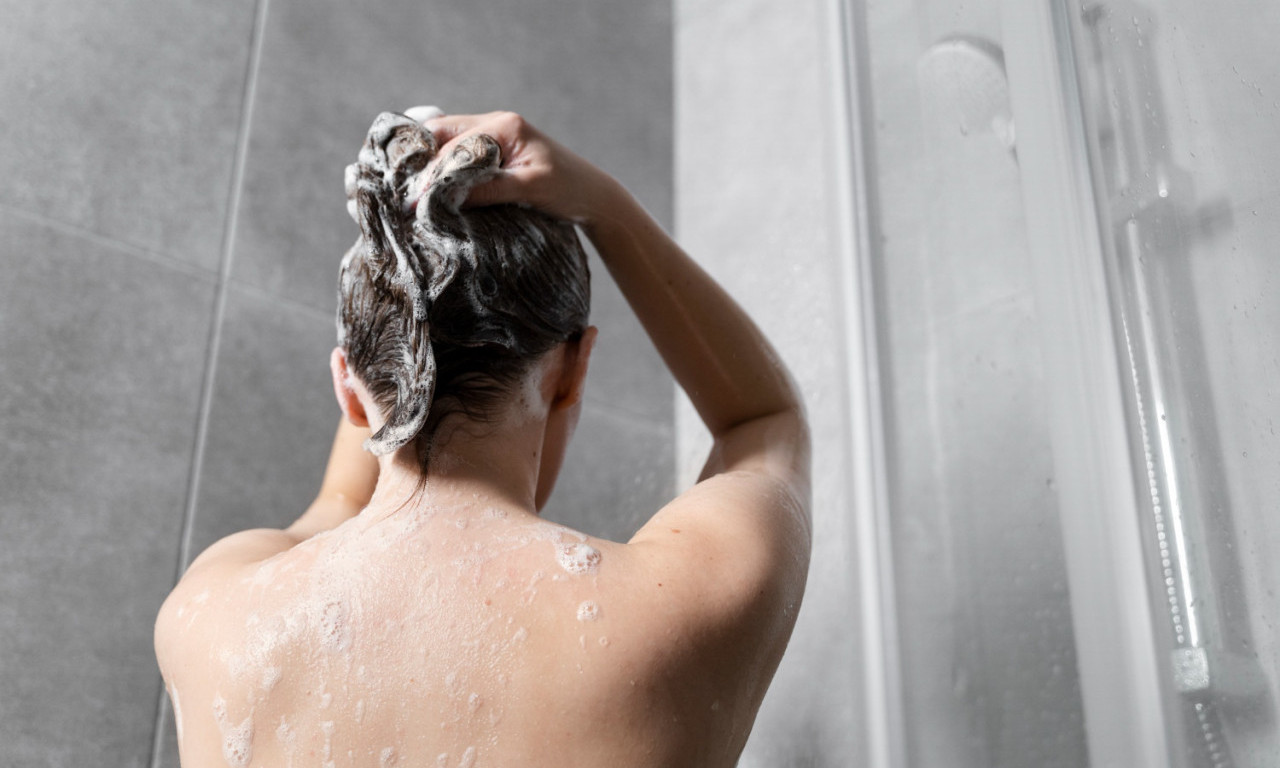 PERETE KOSU POGREŠNO Ovih 8 grešaka uništava kosu, a svi ih pravimo!