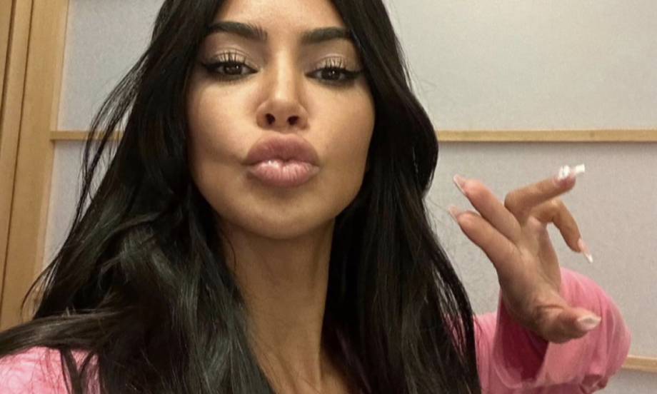 /data/images/2023-10-21/69015_screenshot-2023-10-21-at-185617_kf.png KIM KARDAŠIJAN KAO GRČKA BOGINJA Haljina koja je njenu proslavu 45. rođendana pretvorila u modni spektakl