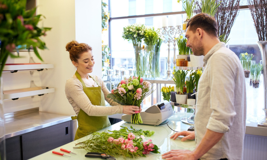 MUŠKARCI, ŽENE NE ŽELE OVAKVE POKLONE Greške se ponavljaju i niko to ne šiša (SPISAK POSTOJI)