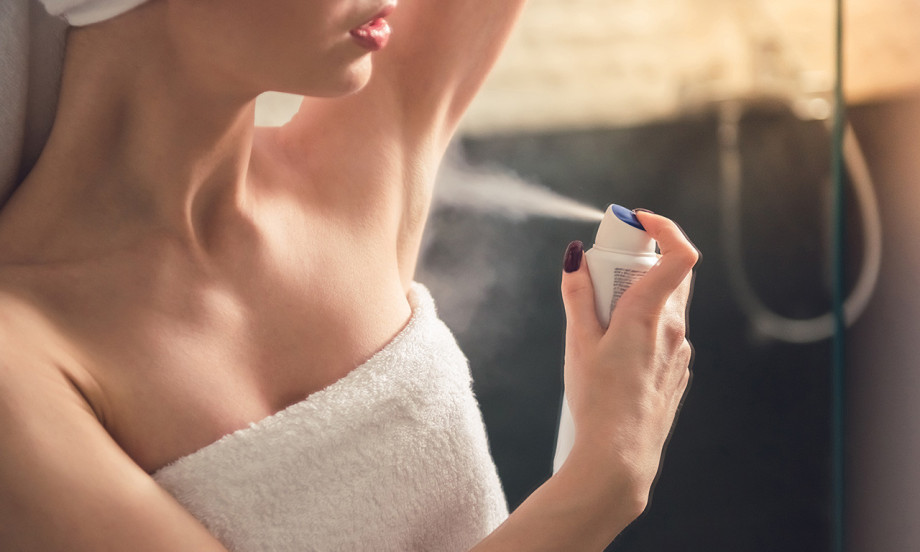 DA LI VAS DEZODORANS ZAISTA ŠTITI ILI ŠTETI? Evo šta treba da znate pre nego što ga svakodnevno koristite