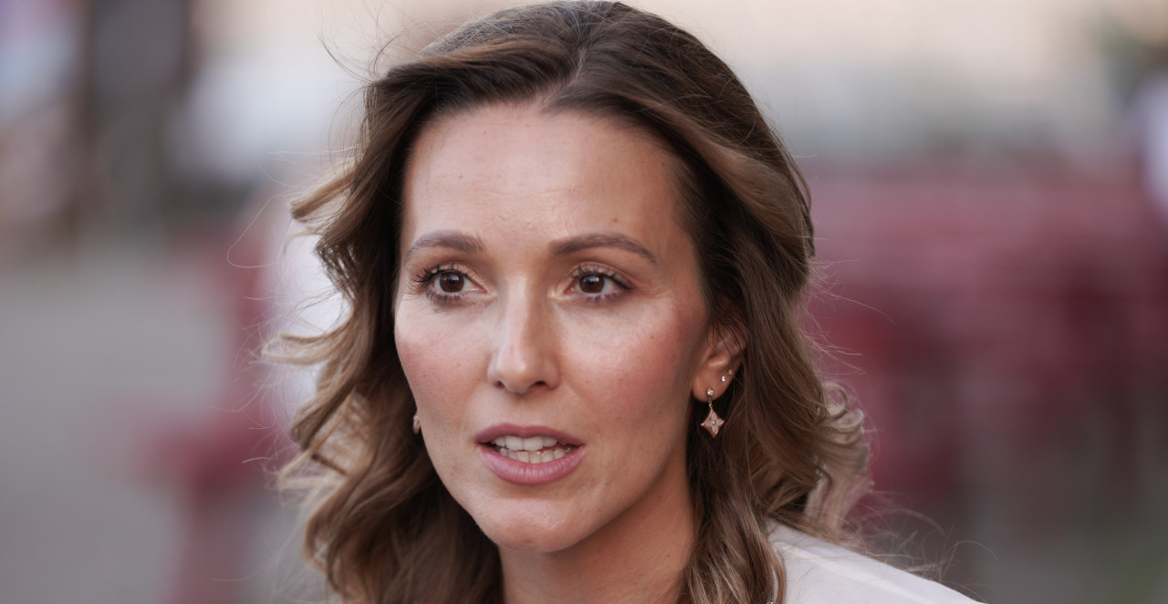 JELENA ĐOKOVIĆ U MINI SUKNJI IZNENADILA SVE NA REVIJI LACOSTE Pogledajte fotografiju sa Anom Vintur (FOTO)