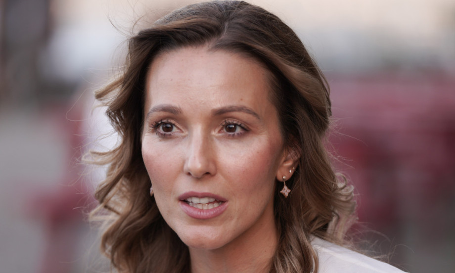 JELENA ĐOKOVIĆ U MINI SUKNJI IZNENADILA SVE NA REVIJI LACOSTE Pogledajte fotografiju sa Anom Vintur (FOTO)