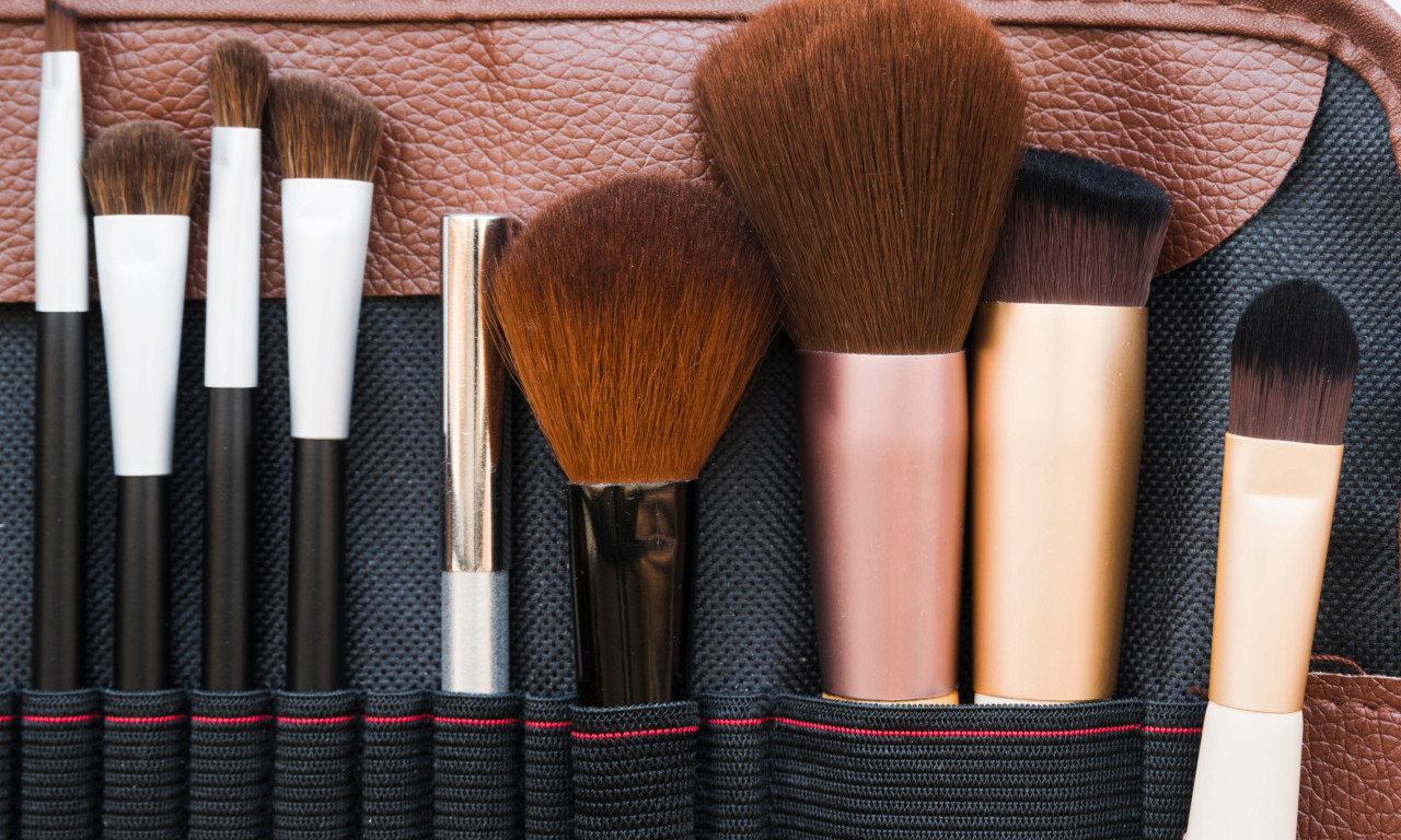 OKO MOŽE DA SE INFICIRA ZBOG OVOGA Evo zašto je važno da peremo čekice za šminku!