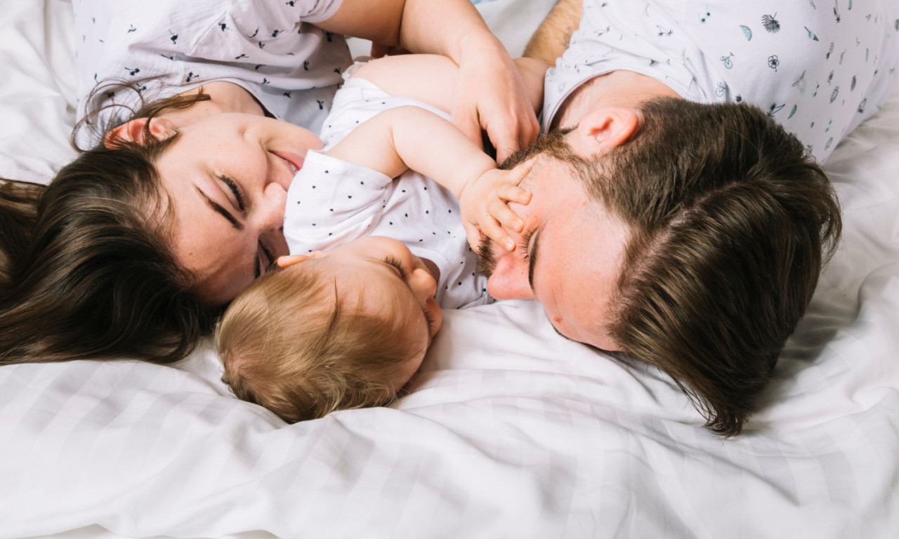 KAD JE VREME DA DETE SPAVA SAMO? Pitanje koje muči mnoge roditelje, hajde da im pomognemo