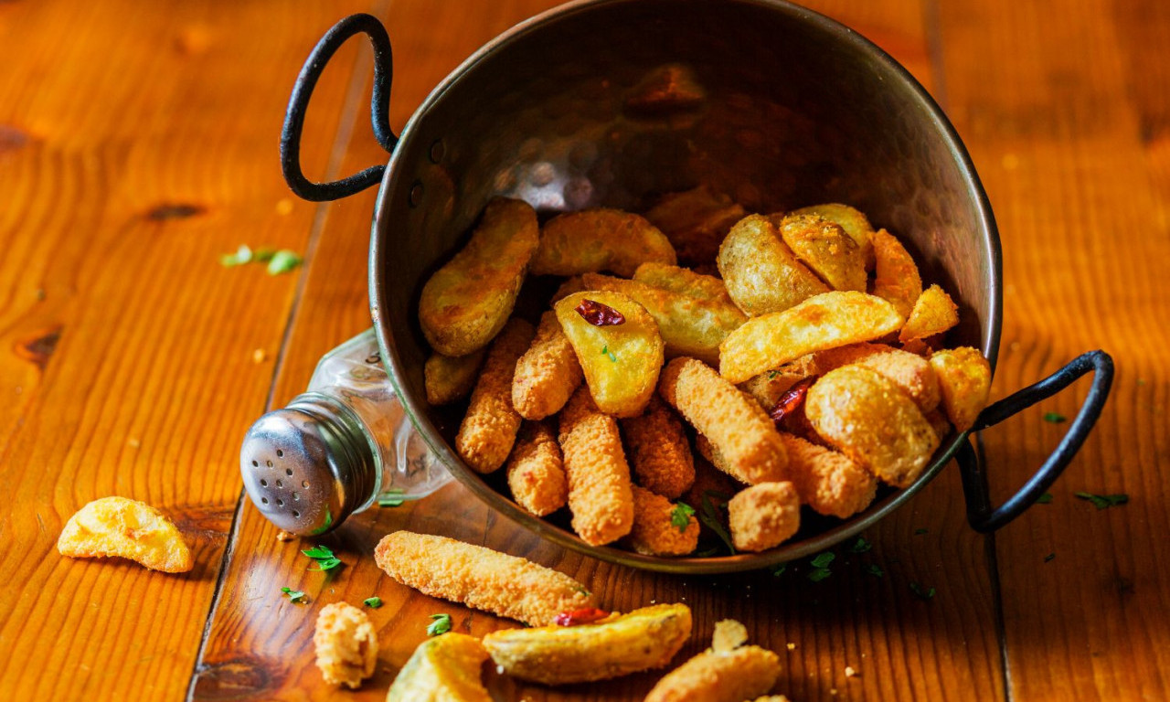 OVO JE RECEPT KOJI ĆE SVE ODUŠEVITI Pekarski krompir sa ajvarom raspameti ukućane!