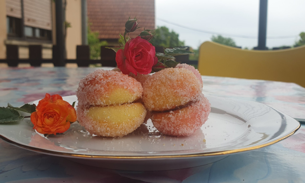 DOMAĆE BRESKVICE Idealni sitni kolači za svaku proslavu