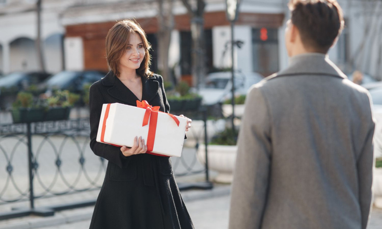 KAKO IZABRATI POKLON ZA PRAZNIKE Donosimo par ideja!