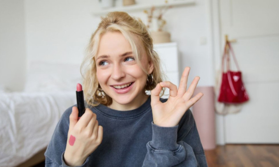 OVA NIJANSA KARMINA SKIDA GODINE Žene je obožavaju jer podmlađuje lice!