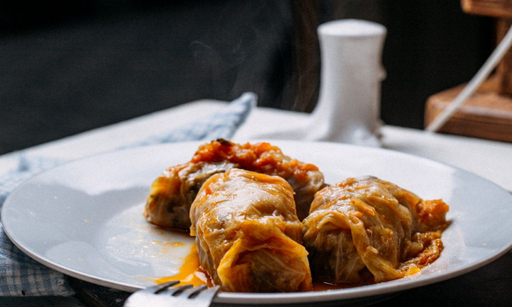 NOVA VARIJANTA STAROG RECEPTA ZA SLAVU Seckana sarma od svežeg kupusa pravo iz rerne – lakša, brža i jednako ukusna!