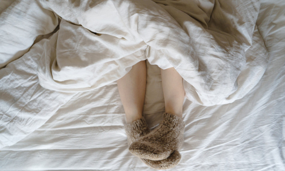 STALNO IMATE HLADNE NOGE I SLABU CIRKULACIJU? Zaboravite vunene čarape – ovo iz špajza greje bolje od peći!