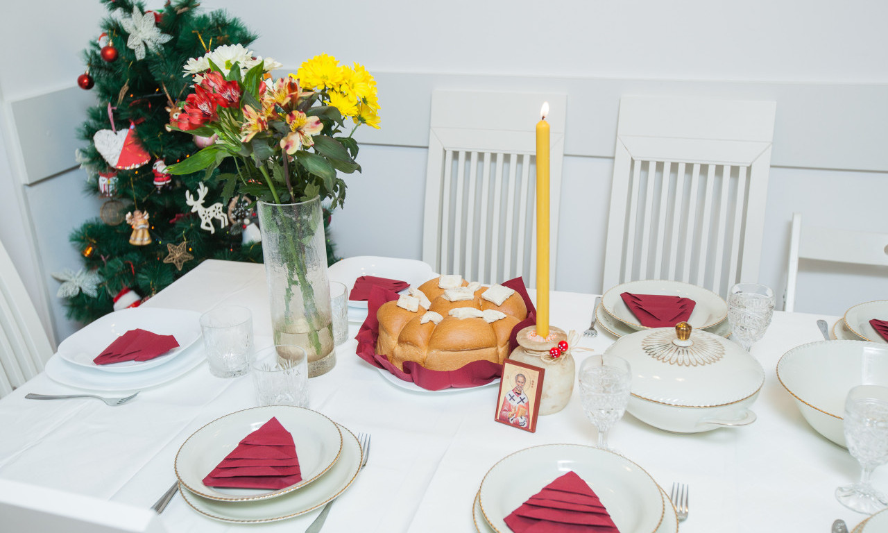 DA LI DOMAĆIN TREBA DA STOJI CELU SLAVU? Evo šta zaista kažu običaji