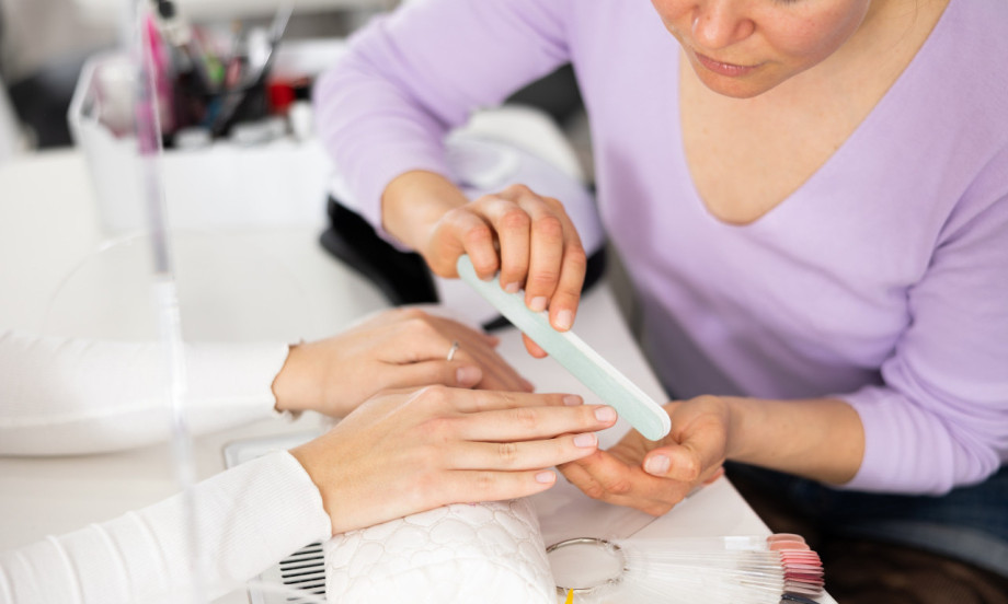 ŽENE POSLE 40-TE OBOŽAVAJU OVE BOJE NA NOKTIMA Ruke će izgledati i do 10 godina mlađe!