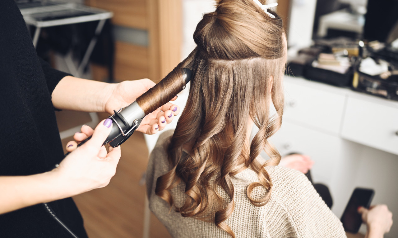 NAJBOLJE FRIZURE ZA SVADBU Elegantne ideje koje traju celu noć i izgledaju kao iz salona