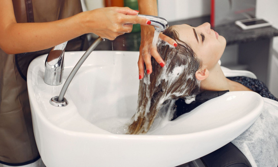 KAKO HLADNA VODA UTIČE NA VAŠU KOSU Stručnjaci savetuju da ovaj korak ne preskačete!