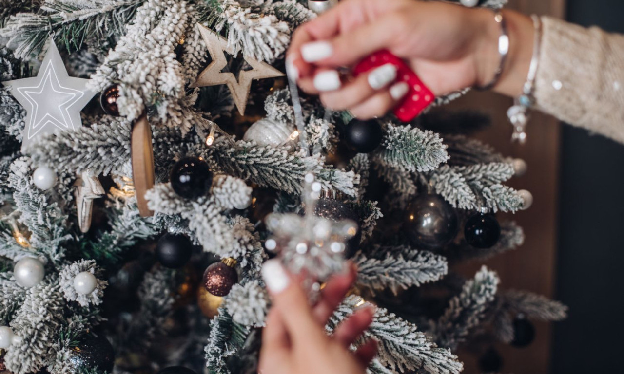 MALO KO NA OVO OBRAĆA PAŽNJU Evo šta nikako ne sme biti blizu novogodišnjih lampica!