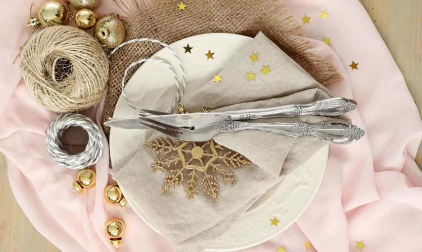 EVO KAKO DA U PAR POTEZA ULEPŠATE PRAZNIČNU TRPEZU Salvete u obliku jelke su hit ove sezone!