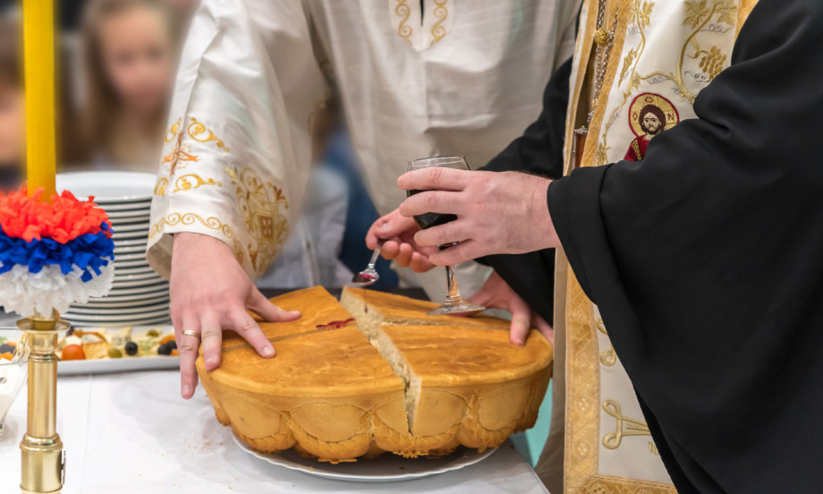 /data/images/2024-12-18/116150_shutterstock-1658062888_kf.jpg KAKO SE PRAVILNO LOMI KOLAČ Običaj koji donosi mir i blagoslov u dom!