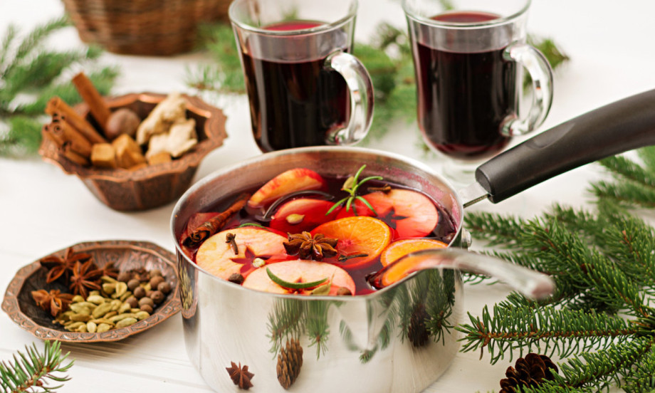 KAKO SE KUVА NAJSLAĐE KUVANO VINO Miris Badnjeg dana i toplina Božića u čaši