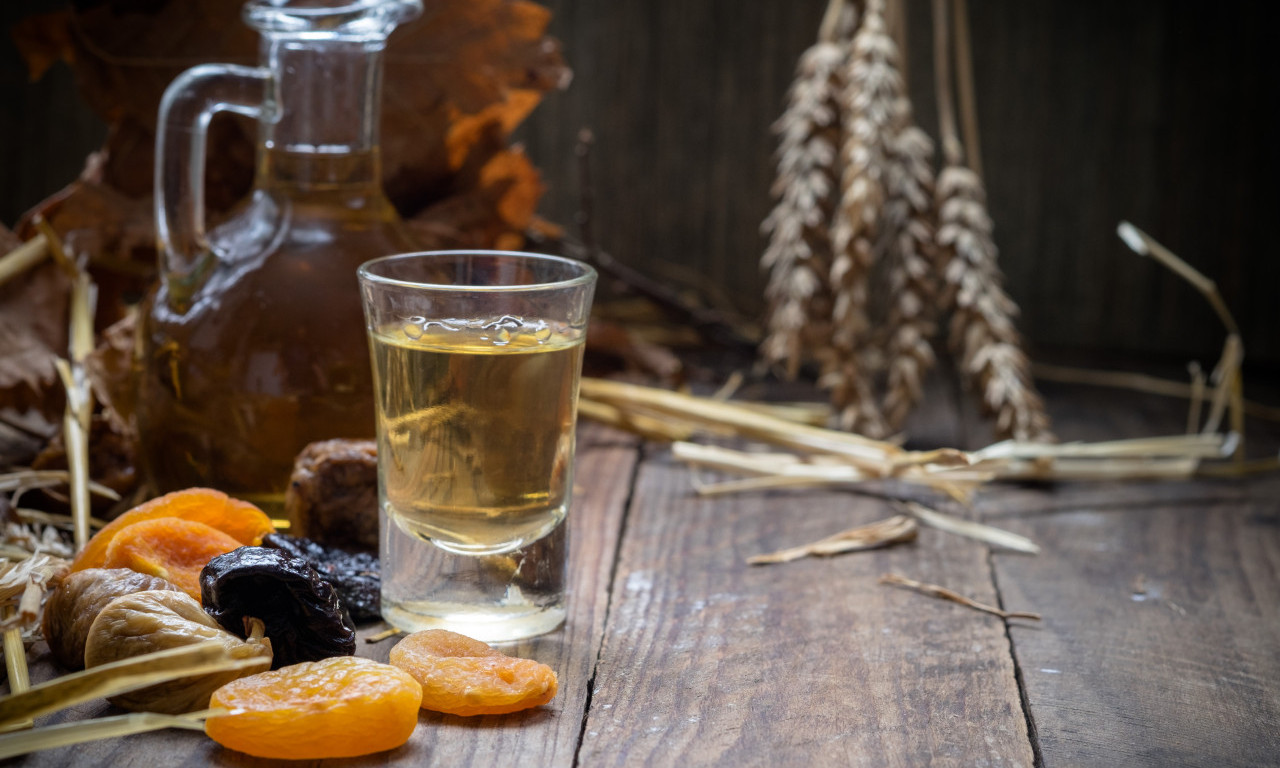 KAKO SE PRAVI KUVANA RAKIJA I KUVANO VINO Domaćinski napici koji greju radnike tokom svinjokolja