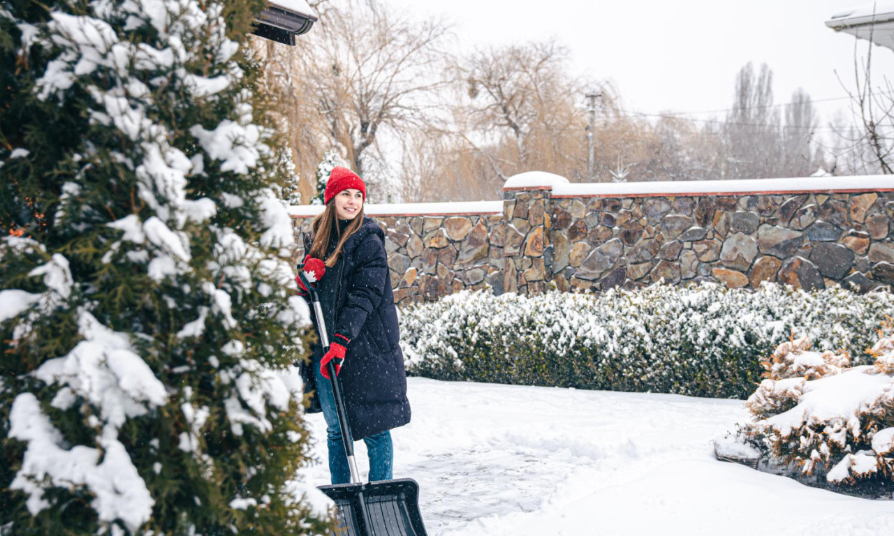 LEDENA KIŠA I SNEG PRAVE HAOS: Kako da bezbedno očistite prilaz kući i kola bez oštećenja